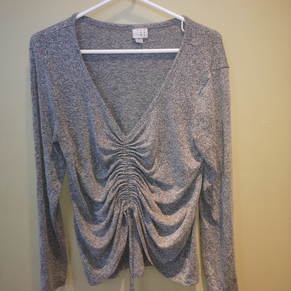 Gray Middle Scrunch Top